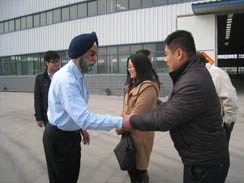 印度客戶來訪，并訂購FYL-850座駕壓路機(jī)