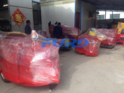 福瑞得機械座駕壓路機、大容量灌縫機，小型灌縫機包裝完畢準備發貨