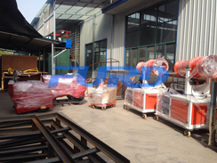 福瑞得機械壓路機、二次結構澆注機、霧炮準備發(fā)貨