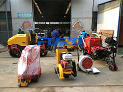 七月，福瑞得灌縫機、灌縫膠等路面養(yǎng)護(hù)設(shè)備發(fā)貨忙